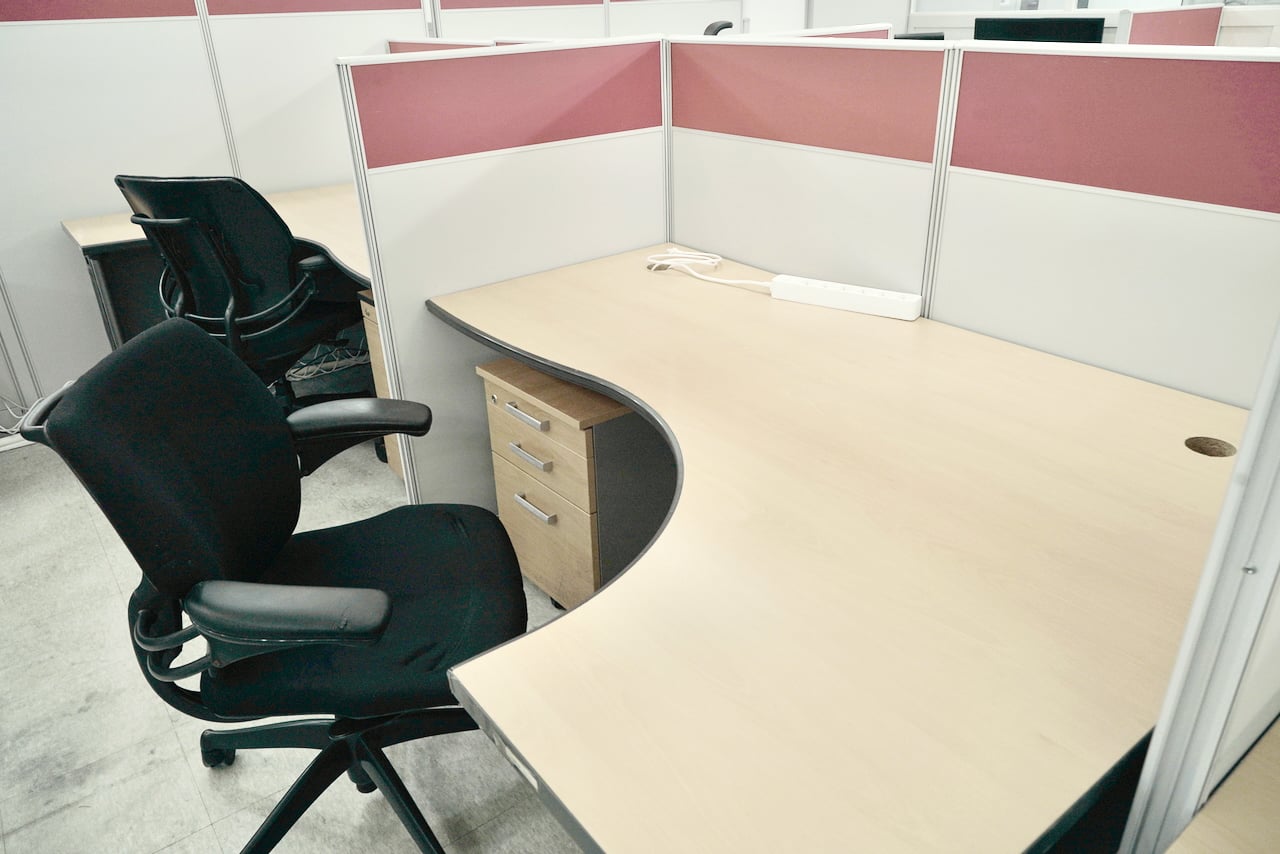 오피스아트 내부 전경 - 여러 개의 L자형 책상과 스틸케이스 의자가 배치된 집중 작업 공간, 넓은 지정석에서 창의력과 집중력이 극대화되는 환경