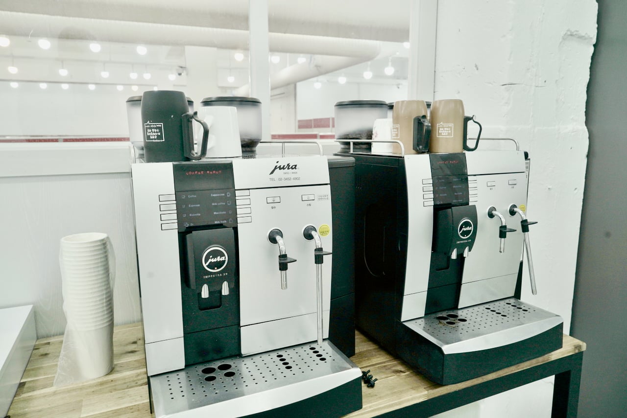 오피스아트 시설 - 스위스 JURA X9 전자동 커피머신, 12가지 이상의 스페셜티 커피를 24시간 무료로 제공