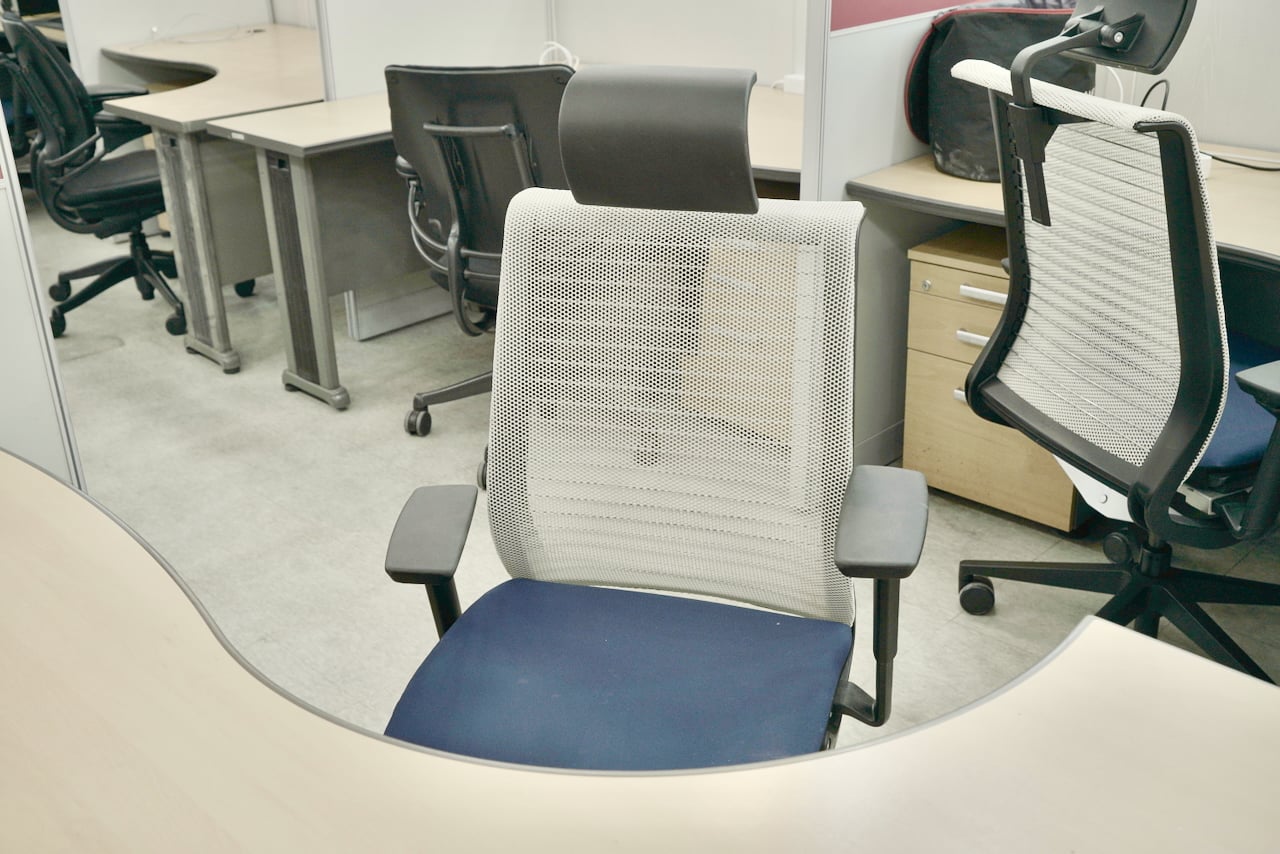 스틸케이스 Think 의자 - 오피스아트에서 제공하는 120만원대 프리미엄 인체공학 의자, 4D 팔걸이와 자연스러운 반응성 제공